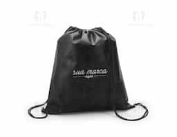 Sacola tipo mochila em non-woven (80 g/m²), leve e resistente, com cordões que funcionam como alças para fácil transporte. Disponível em diversas cores vibrantes, é prática e versátil, ideal como brinde corporativo para eventos, ações promocionais ou uso diário, unindo funcionalidade e visibilidade para sua marca.