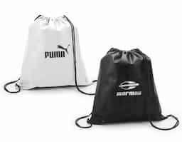 Sacola tipo mochila em non-woven (80 g/m²), leve e resistente, com cordões que funcionam como alças para fácil transporte. Disponível em diversas cores vibrantes, é prática e versátil, ideal como brinde corporativo para eventos, ações promocionais ou uso diário, unindo funcionalidade e visibilidade para sua marca.
