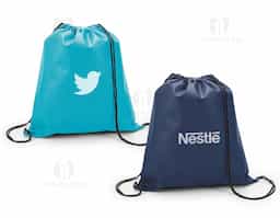 Sacola tipo mochila em non-woven (80 g/m²), leve e resistente, com cordões que funcionam como alças para fácil transporte. Disponível em diversas cores vibrantes, é prática e versátil, ideal como brinde corporativo para eventos, ações promocionais ou uso diário, unindo funcionalidade e visibilidade para sua marca.