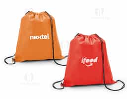Sacola tipo mochila em non-woven (80 g/m²), leve e resistente, com cordões que funcionam como alças para fácil transporte. Disponível em diversas cores vibrantes, é prática e versátil, ideal como brinde corporativo para eventos, ações promocionais ou uso diário, unindo funcionalidade e visibilidade para sua marca.