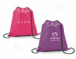 Sacola tipo mochila em non-woven (80 g/m²), leve e resistente, com cordões que funcionam como alças para fácil transporte. Disponível em diversas cores vibrantes, é prática e versátil, ideal como brinde corporativo para eventos, ações promocionais ou uso diário, unindo funcionalidade e visibilidade para sua marca.