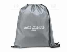 Sacola tipo mochila em poliéster 210D, material leve e resistente, com alças pretas que garantem conforto e praticidade no transporte. Disponível em diversas cores vibrantes, é perfeita como brinde corporativo, unindo utilidade, durabilidade e excelente área para personalização da marca.