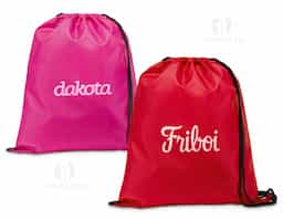 Sacola tipo mochila em poliéster 210D, material leve e resistente, com alças pretas que garantem conforto e praticidade no transporte. Disponível em diversas cores vibrantes, é perfeita como brinde corporativo, unindo utilidade, durabilidade e excelente área para personalização da marca.
