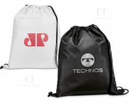 Sacola tipo mochila em poliéster 210D, material leve e resistente, com alças pretas que garantem conforto e praticidade no transporte. Disponível em diversas cores vibrantes, é perfeita como brinde corporativo, unindo utilidade, durabilidade e excelente área para personalização da marca.