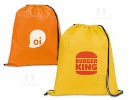 Sacola tipo mochila em poliéster 210D, material leve e resistente, com alças pretas que garantem conforto e praticidade no transporte. Disponível em diversas cores vibrantes, é perfeita como brinde corporativo, unindo utilidade, durabilidade e excelente área para personalização da marca.