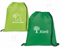 Sacola tipo mochila em poliéster 210D, material leve e resistente, com alças pretas que garantem conforto e praticidade no transporte. Disponível em diversas cores vibrantes, é perfeita como brinde corporativo, unindo utilidade, durabilidade e excelente área para personalização da marca.