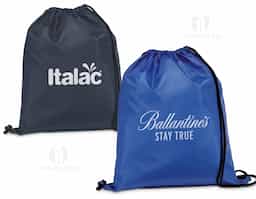 Sacola tipo mochila em poliéster 210D, material leve e resistente, com alças pretas que garantem conforto e praticidade no transporte. Disponível em diversas cores vibrantes, é perfeita como brinde corporativo, unindo utilidade, durabilidade e excelente área para personalização da marca.