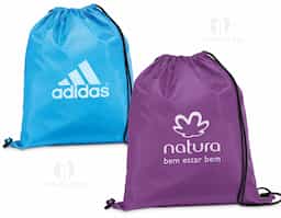Sacola tipo mochila em poliéster 210D, material leve e resistente, com alças pretas que garantem conforto e praticidade no transporte. Disponível em diversas cores vibrantes, é perfeita como brinde corporativo, unindo utilidade, durabilidade e excelente área para personalização da marca.