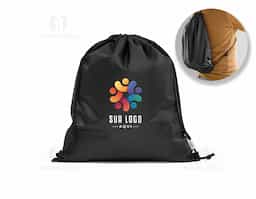 Saco tipo mochila em poliéster reciclado 190T, leve e resistente, com alças para transporte confortável. Produzido a partir de plástico reciclado, contribui para a redução de resíduos e reforça o compromisso ambiental da sua marca. Perfeito como brinde corporativo sustentável, unindo funcionalidade e consciência ecológica.