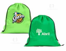 Saco tipo mochila em poliéster reciclado 190T, leve e resistente, com alças para transporte confortável. Produzido a partir de plástico reciclado, contribui para a redução de resíduos e reforça o compromisso ambiental da sua marca. Perfeito como brinde corporativo sustentável, unindo funcionalidade e consciência ecológica.