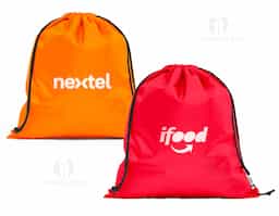Saco tipo mochila em poliéster reciclado 190T, leve e resistente, com alças para transporte confortável. Produzido a partir de plástico reciclado, contribui para a redução de resíduos e reforça o compromisso ambiental da sua marca. Perfeito como brinde corporativo sustentável, unindo funcionalidade e consciência ecológica.