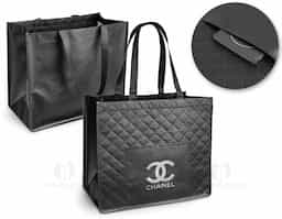 Sacola de compras em non-woven laminado (110 g/m²) com bolso frontal (175 g/m²). 381 x 330 mm