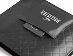 Sacola de compras em non-woven laminado (110 g/m²) com bolso frontal (175 g/m²). 381 x 330 mm