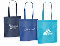 Sacola em non-woven (80 g/m²) termo-selado com alças de 75 cm. 380 x 415 x 85 mm