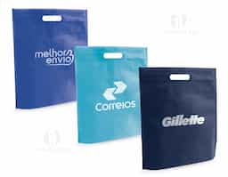 Sacola em non-woven (80 g/m²) termo-selado. 355 x 390 x 85 mm