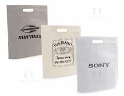 Sacola em non-woven (80 g/m²) termo-selado. 355 x 390 x 85 mm