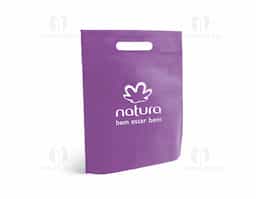 Sacola produzida em material non-woven com gramatura de 80 g/m², unida por processo de termo-selagem. Possui dimensões de 250 x 350 x 80mm, sendo leve e adequada para usos variados.