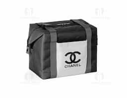 Sacola térmica em 600D com 2 formas distintas de utilização. Compartimento principal com zíper duplo e interior forrado em PEVA e almofadado. Contém bolso frontal com zíper e alças ajustáveis em webbing com reforço. A sacola tem capacidade até 15L 480 x 330 x 180 mm 