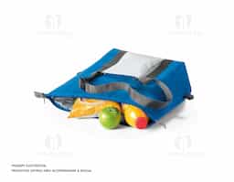 Sacola térmica em 600D com 2 formas distintas de utilização. Compartimento principal com zíper duplo e interior forrado em PEVA e almofadado. Contém bolso frontal com zíper e alças ajustáveis em webbing com reforço. A sacola tem capacidade até 15L 480 x 330 x 180 mm 