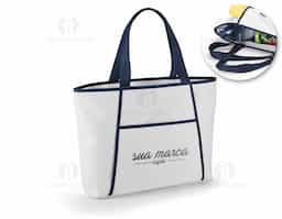 Sacola térmica confeccionada em tecido 600D, com fechamento em zíper e alças em webbing de 55 cm que proporcionam conforto no transporte. Possui compartimento externo aberto com bolso frontal para itens de fácil acesso. Com capacidade de até 14 litros, é prática para transportar alimentos e bebidas, sendo ideal para passeios, viagens ou momentos de lazer, como idas à praia.