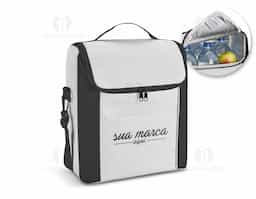 Bolsa térmica em 600D com ziper duplo, alça ajustável em webbing e bolso frontal. A bolsa tem capacidade até 12 L. 290 x 340 x 190 mm