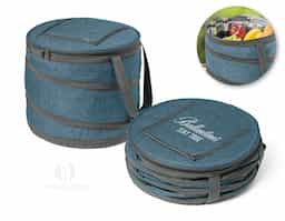 Sacola térmica flexível confeccionada em tecido 600D, com fechamento em zíper duplo e interior forrado em PEVA, que auxilia na conservação da temperatura. Possui bolso superior com zíper, alças em webbing com reforço para maior resistência e abridor de garrafas integrado. Com capacidade de até 13 litros, oferece praticidade para transportar alimentos e bebidas em diversas ocasiões.