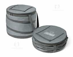 Sacola térmica flexível confeccionada em tecido 600D, com fechamento em zíper duplo e interior forrado em PEVA, que auxilia na conservação da temperatura. Possui bolso superior com zíper, alças em webbing com reforço para maior resistência e abridor de garrafas integrado. Com capacidade de até 13 litros, oferece praticidade para transportar alimentos e bebidas em diversas ocasiões.