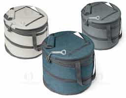 Sacola térmica flexível confeccionada em tecido 600D, com fechamento em zíper duplo e interior forrado em PEVA, que auxilia na conservação da temperatura. Possui bolso superior com zíper, alças em webbing com reforço para maior resistência e abridor de garrafas integrado. Com capacidade de até 13 litros, oferece praticidade para transportar alimentos e bebidas em diversas ocasiões.
