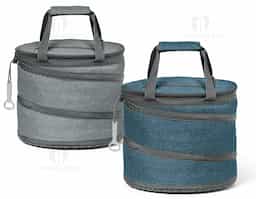 Sacola térmica flexível confeccionada em tecido 600D, com fechamento em zíper duplo e interior forrado em PEVA, que auxilia na conservação da temperatura. Possui bolso superior com zíper, alças em webbing com reforço para maior resistência e abridor de garrafas integrado. Com capacidade de até 13 litros, oferece praticidade para transportar alimentos e bebidas em diversas ocasiões.