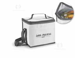 Bolsa térmica confeccionada em tecido 600D, material resistente e durável, ideal para o transporte de alimentos e bebidas. Possui bolso frontal para itens de fácil acesso e alça em webbing ajustável que proporciona mais conforto durante o uso. Com capacidade de até 9 litros, é prática e funcional para o dia a dia.