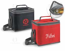 Bolsa térmica confeccionada em tecido 600D, material resistente e durável, ideal para o transporte de alimentos e bebidas. Possui bolso frontal para itens de fácil acesso e alça em webbing ajustável que proporciona mais conforto durante o uso. Com capacidade de até 9 litros, é prática e funcional para o dia a dia.