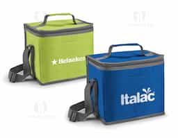 Bolsa térmica confeccionada em tecido 600D, material resistente e durável, ideal para o transporte de alimentos e bebidas. Possui bolso frontal para itens de fácil acesso e alça em webbing ajustável que proporciona mais conforto durante o uso. Com capacidade de até 9 litros, é prática e funcional para o dia a dia.