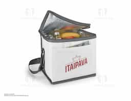 Bolsa térmica confeccionada em tecido 600D, material resistente e durável, ideal para o transporte de alimentos e bebidas. Possui bolso frontal para itens de fácil acesso e alça em webbing ajustável que proporciona mais conforto durante o uso. Com capacidade de até 9 litros, é prática e funcional para o dia a dia.