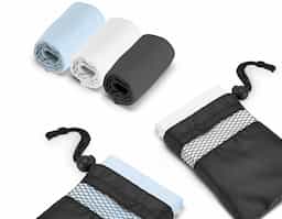 Toalha para esporte em microfibra (210 g/m²). Toalha prática e leve que facilita o transporte, de elevada absorção e rápida secagem. Fornecida com bolsa em 190T. 300 x 300 mm | Bolsa: 110 x 140 mm