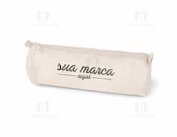 Estojo para lápis confeccionado em 100% algodão canvas (290 g/m²), material resistente e de alta qualidade, ideal para o uso diário. Prático e versátil, é perfeito para armazenar lápis, canetas e outros pequenos acessórios, mantendo os itens organizados e protegidos. Seu design simples e funcional facilita o transporte em mochilas ou bolsas. Uma ótima opção de brinde corporativo, unindo utilidade, durabilidade e excelente espaço para personalização da marca.
