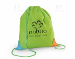 acola tipo mochila em non-woven (80 m/g²) com cantos triangulares coloridos. 300 x 350 mm