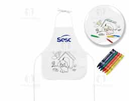 Avental de criança para colorir em non-woven (80 g/m²) com desenho impresso e bolso lateral. 6 gizes de cera inclusos. 380 x 430 mm