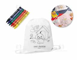Sacola tipo mochila para colorir em non-woven (80 g/m²) com desenho impresso e bolso interior. 6 gizes de cera inclusos. 300 x 350 mm