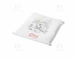 Sacola tipo mochila para colorir em non-woven (80 g/m²) com desenho impresso e bolso interior. 6 gizes de cera inclusos. 300 x 350 mm