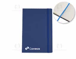 Caderneta tipo moleskine em couro sintético com marcador de página em cetim e fita elástica para fechar. Contém aproximadamente 80 folhas com pauta.