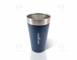 Copo térmico de inox com capacidade para 473ml. Produto livre de BPA.