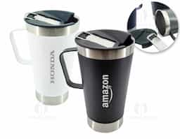 Caneca térmica de inox com capacidade para 550ml. Acompanha uma tampa de plástico e um abridor de garrafas. O abridor fica preso em um encaixe existente na tampa, porém é removível.