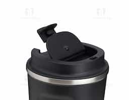 Copo térmico de inox 500ml com parede dupla, parte inferior com borracha antideslizante e tampa rosqueável com abertura de bocal.