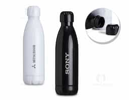 Garrafa plástica com capacidade de 700ml, possui uma tampa rosqueável.