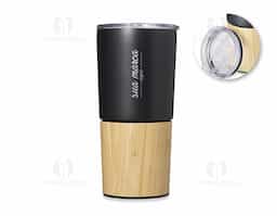 Copo térmico de inox 600ml com parede dupla e detalhe de bambu. Tampa com acesso ao bocal e trava de segurança.