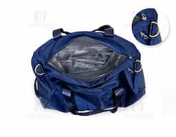 Bolsa esportiva de 36 litros em poliéster resistente à água com cinco compartimentos, sendo dois deles exclusivos para tênis e itens molhados. Contém bolso para encaixe em malas de viagem, bolso interno, alça de mão lateral extra e acompanha alça transversal.

As ferragens podem variar entre acabamento prata e dourado, conforme o lote disponível.