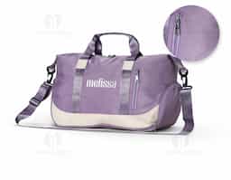  Bolsa esportiva 28L de poliéster á prova d’água. Contém cinco compartimentos sendo dois deles: um especial para colocar sapatos e um bolso impermeável para roupas molhadas. Possui também Duas divisórias internas para acessórios, encaixe para malas de viagem, duas alças de mão e alça de ombro com regulagem. 27x23x46cm
