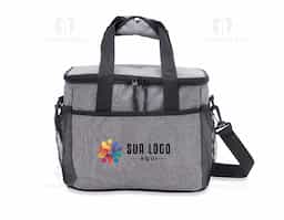 Bolsa térmica confeccionada em nylon, com capacidade de 14 litros, desenvolvida para transportar alimentos e bebidas com praticidade e segurança. Possui compartimento principal com revestimento térmico soldado e sistema antivazamento, que contribui para a conservação da temperatura. Conta com bolso frontal e bolsos laterais em malha para melhor organização. Dispõe ainda de alças de mão com suporte de junção e acompanha alça transversal, oferecendo maior conforto e versatilidade no transporte.