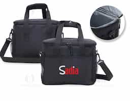 Bolsa térmica confeccionada em nylon, com capacidade de 14 litros, desenvolvida para transportar alimentos e bebidas com praticidade e segurança. Possui compartimento principal com revestimento térmico soldado e sistema antivazamento, que contribui para a conservação da temperatura. Conta com bolso frontal e bolsos laterais em malha para melhor organização. Dispõe ainda de alças de mão com suporte de junção e acompanha alça transversal, oferecendo maior conforto e versatilidade no transporte.