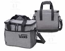 Bolsa térmica confeccionada em nylon, com capacidade de 14 litros, desenvolvida para transportar alimentos e bebidas com praticidade e segurança. Possui compartimento principal com revestimento térmico soldado e sistema antivazamento, que contribui para a conservação da temperatura. Conta com bolso frontal e bolsos laterais em malha para melhor organização. Dispõe ainda de alças de mão com suporte de junção e acompanha alça transversal, oferecendo maior conforto e versatilidade no transporte.
